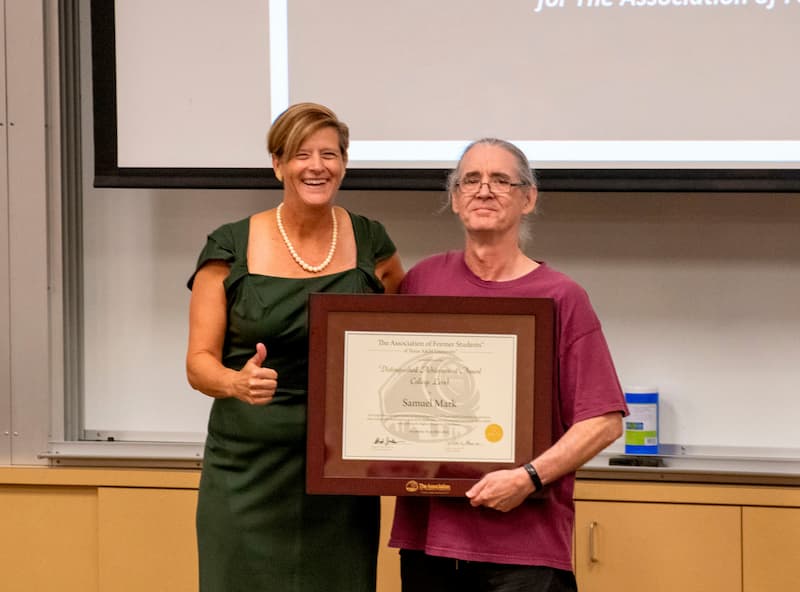 Dr. Debbie Thomas and Dr. Samuel Mark at the annual Academic Affairs Forum, where the Association of Former Students presented Mark with the award.  